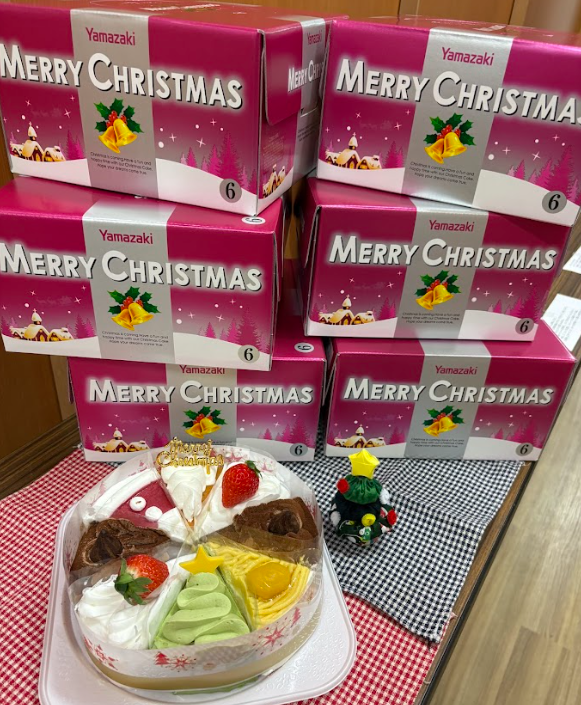 ファミリーマート様よりクリスマスケーキを頂きました